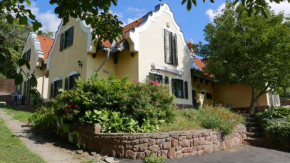 Hillside Apartments, Revfülöp